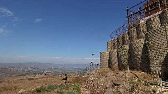 سوريا تتهم حزب الله بخطف جنود سوريين قرب منطقة حدودية وقتلهم، وسقوط قذائف في بلدة لبنانية حدودية