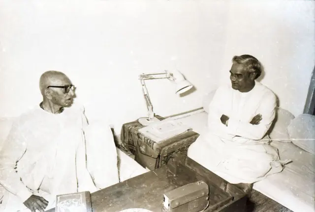 ਮੁਰਾਰਜੀ ਦਿਸਾਈ ਨੂੰ ਮਿਲਣ ਗਏ ਅਟਲ ਬਿਹਾਰੀ ਵਾਜਪਾਈ