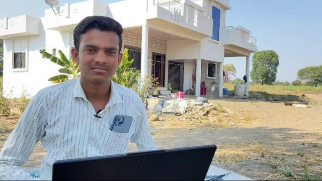 19 वर्षांचा आदित्य घरासमोरील झाडाखाली बसून ब्लॉगिंग करताना.