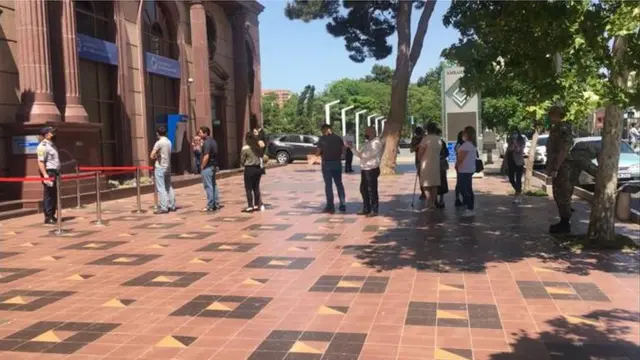 Beynəlxalq Bankın filialının qarşısında növbə olsa da, burada sosial məsafə qismən qorunur.