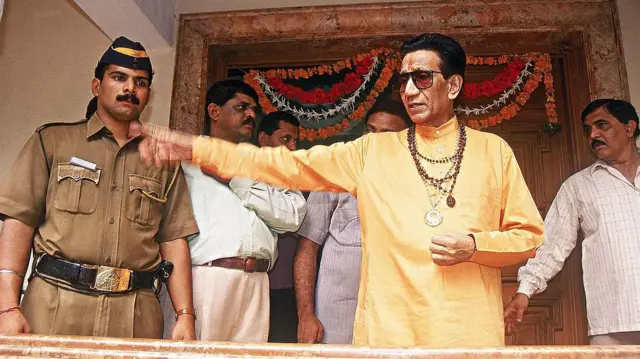 याच वेळेस बाळासाहेबांना त्यांच्या कारकीर्दीत एकमेव वेळेस अटक करण्यात आली. 