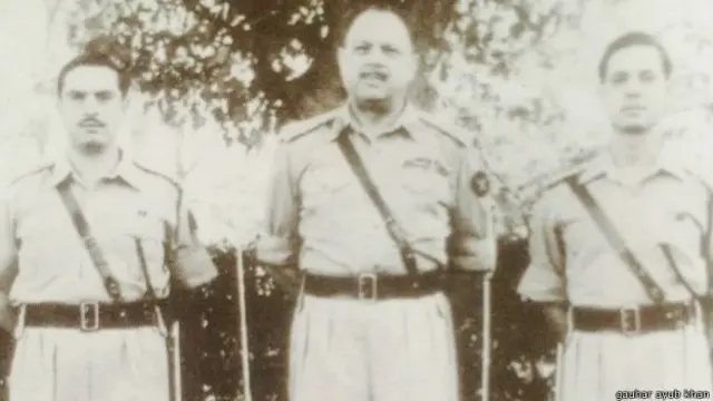 जनरल अयूब ख़ान अपने दोनों बेटों के साथ