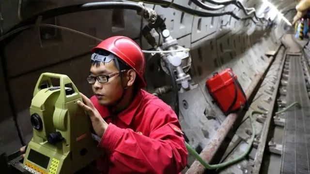 Des ouvriers travaillent sur un chantier de construction de la section chinoise du gazoduc Chine-Russie East Route, le 20 septembre 2017 à Heihe, en Chine.