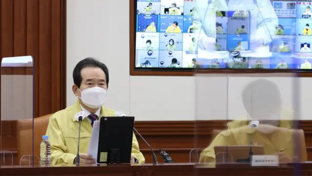 22일 정부서울청사에서 열린 '코로나19 중대본 회의'에 참석한 정세균 국무총리