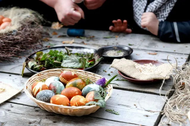 Ofarbana jaja u korpici 