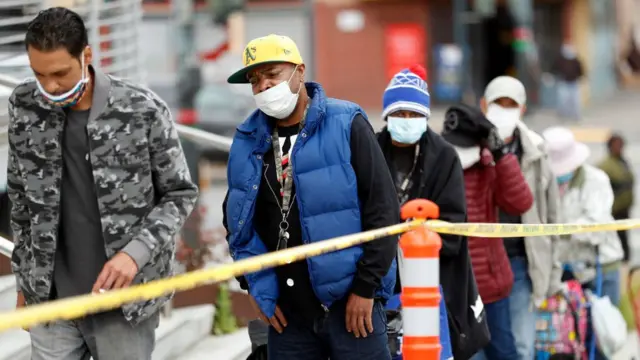 Cola de personas para recibir alimentos gratuitos en San Francisco.