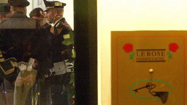 پلیس ایتالیا در لابی هتل رزیدنس لو رز در ساعات اولیه ۱۵ فوریه ۲۰۰۴ پس از کشف جسد مارکو پانتانی