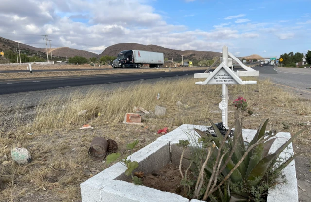 Cruz junto a la carretera.