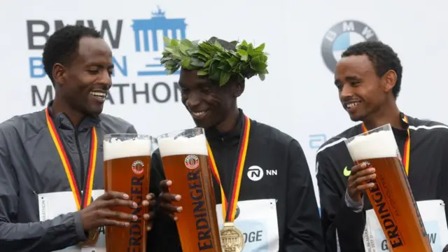 Dorgommii booda atleetonni sadan; Guyyee, Kipchoogee fi Mosinnat biiraa dhaabbata dorgommicha ispoonsara godha yeroo beeksisan