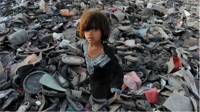 షా మరాయ్ 2011లో తీసిన ఫొటో: చెత్త కుప్పలో పనికొచ్చే వస్తువుల కోసం వెదుకుతున్న అఫ్గాన్ బాలిక