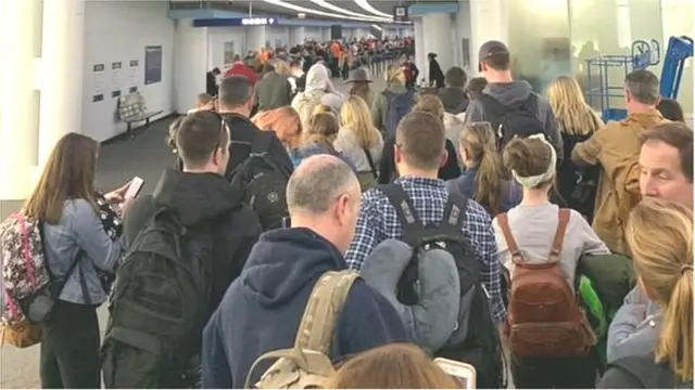 Awọn arinrinajo ni papakọ ọkọ ofurufu nilẹ Amẹrika