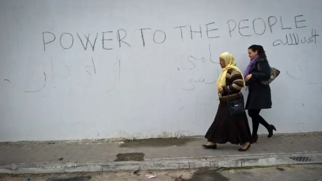 Tunus'tan 'Güç halka geçsin' yazılı bir duvar yazısı (19 Ocak 2011)