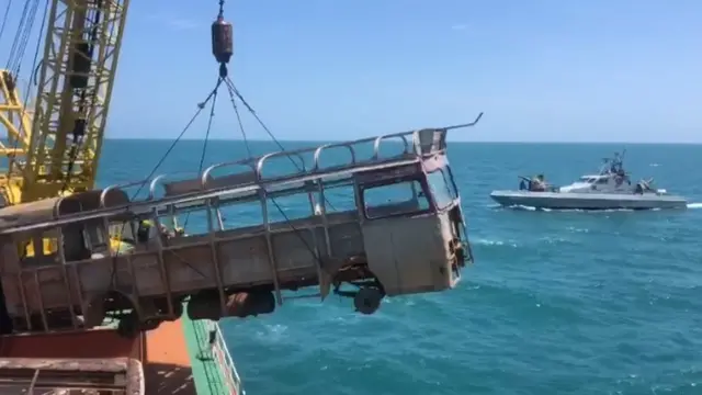 கடலில் விடப்படும் பேருந்து