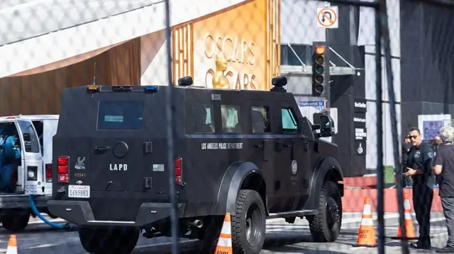 Полицијски камион испред позоришта Долби током 98. доделе Оскара и члан обезбеђења