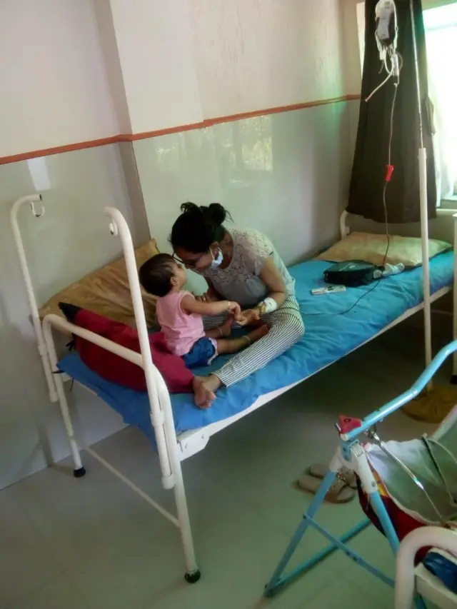 કિંજલ એક વર્ષની નવ્યા સાથે હોસ્પિટલમાં લોહી ચડાવતી વખતે