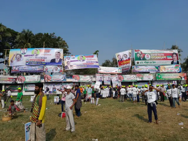 রাজশাহীর আশেপাশের বেশ কয়েকটি জেলা থেকে সমাবেশে যোগ দিতে এসেছেন বিএনপি নেতা-কর্মীরা