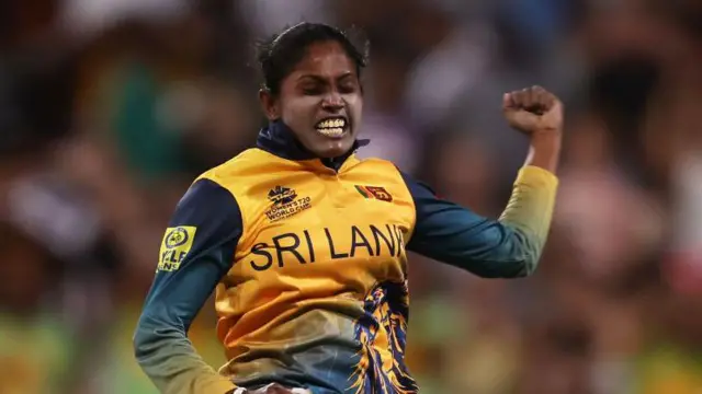 සුගන්ධිකා කුමාරි කඩුල්ලක් දවා ගැනීමේ සතුට පළ කරන අයුරු