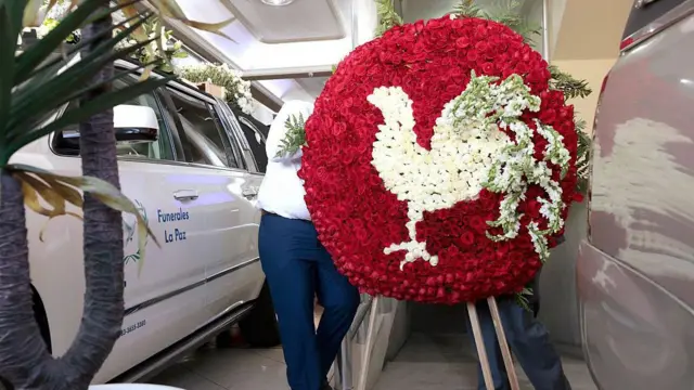 Венок с изображением петуха