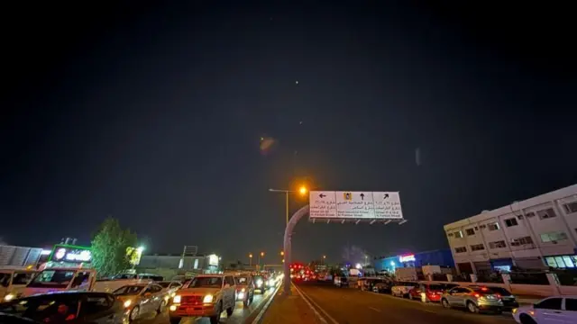 Traços são vistos no céu depois que as Forças Armadas do Irã disseram que atacaram a base de Al-Udeid, no Catar