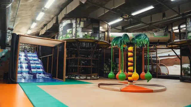 Finlandia wyniosła schrony cywilne na nowy poziom, wiele z nich ma nawet place zabaw dla dzieci, jak np. schron obrony cywilnej Merihaka w Helsinkach