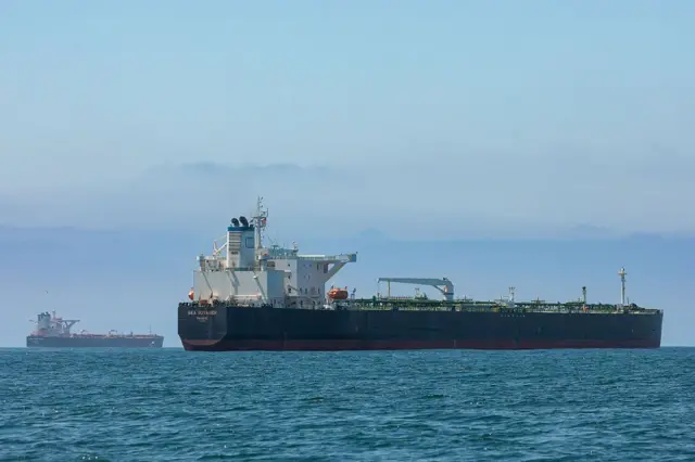 Un buque estadounidense saliendo de un puerto en California