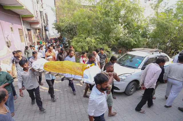 বিস্ফোরণে নিহত পঙ্কজ নামে এক কিশোরের শেষকৃত্যে নিয়ে যাচ্ছেন দিল্লিতে তার প্রতিবেশীরা