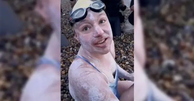 Sarah Thomas en la playa