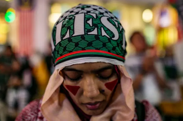 फ़लस्तीन के समर्थन में कुआलालंपुर में एक शांति रैली के दौरान महिला