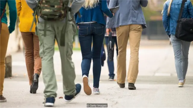 Yuxugörmə tələbələrin öyrəndikləri dil ilə əlaqə qurmaları üçün köməkçi vasitədir