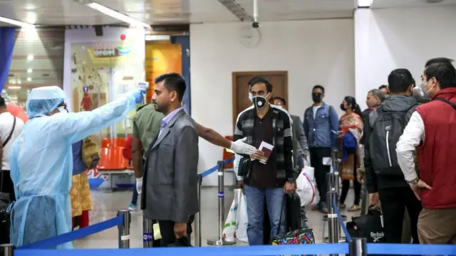 ঢাকা বিমানবন্দরে বিদেশ থেকে আসা যাত্রীদের শরীরের তাপমাত্রা মাপা হচ্ছে