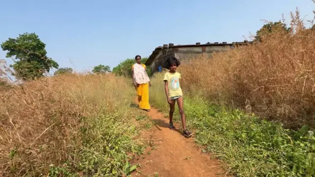 पालघरमध्ये विद्यार्थ्यांना जवळपास पाच किलोमिटर अंतरही पायी पार करावं लागतं असंही रहिवासी सांगतात.