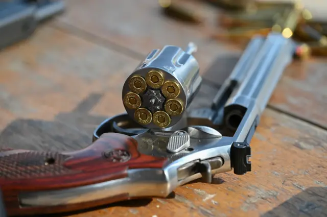 ลูกโม่ สมิธ แอนด์ เวสสัน ปืนกระบอกแรกของน้ำอิง