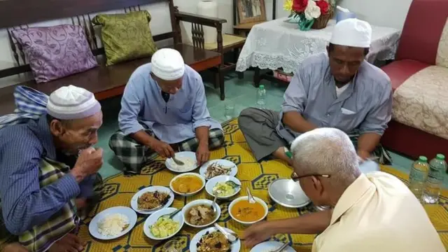 คนล้อมวงกินข้าว