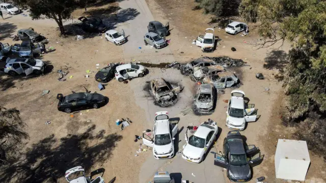 Carros atingidos por ataque do Hamas