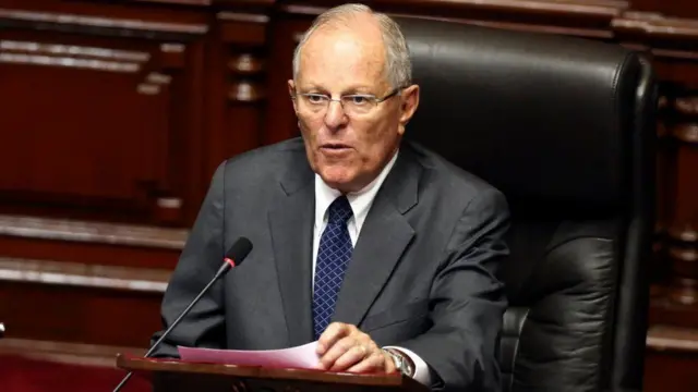 Pedro Pablo Kuczynskidicas do dia aposta esportivasalão, falando no microfone