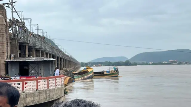 ప్రకాశం బరాజ్ గేట్లకు అడ్డంగా బోట్లు