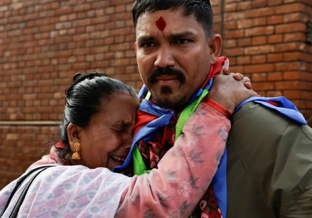हालै रमेश विक वैदेशिक रोजगारीका लागि रुमेनीयातर्फ प्रस्थान गरे। त्रिभुवन अन्तर्राष्ट्रिय विमानस्थलमा हरियो ज्याकेट लगाएर नेपालको झन्डा घाँटीमा बेरेका रमेशलाई अँगालो मारेर विदाई गर्दै। 