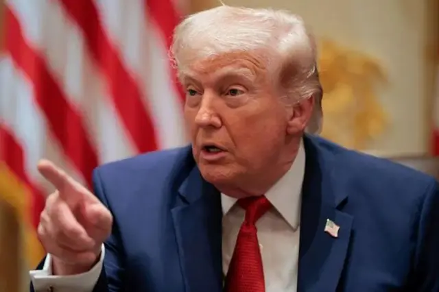 Qoraagu wuxuu aaminsan yahay in Trump uu isticmaalo cadaadis, hadallo cadowtinimo leh, iyo dalabyo aan tanaasul lahayn si uu ugu qasbo dhinacyada inay tanaasul sameeyaan.