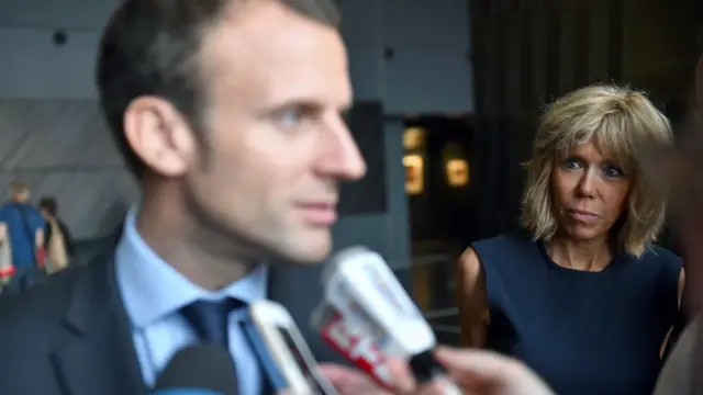 碧姬·马克龙（右）在聆听丈夫接受媒体记者访问（4/8/2016）