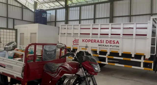 Keberadaan truk dan motor di Koperasi Desa Merah Putih Sampangan, Semarang, Jawa Tengah