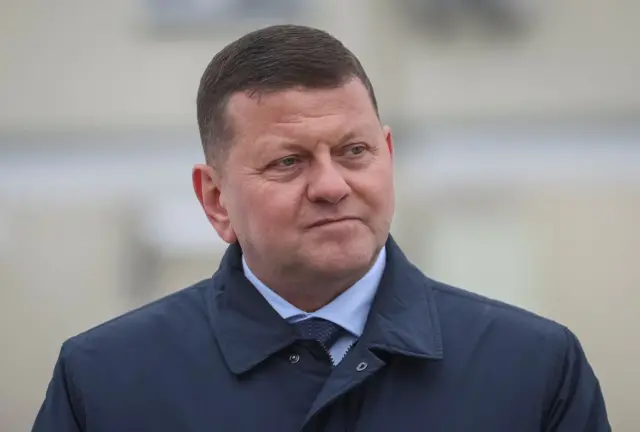 Валерий Залужный, посол Украины в Великобритании, в синем плаще и голубой рубашке с галстуком, с непокрытой головой
