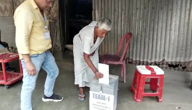 নিজের বাড়িতেই ভোট দিচ্ছেন ১১৪ বছর বয়সী কুমুদিনী বর্মন