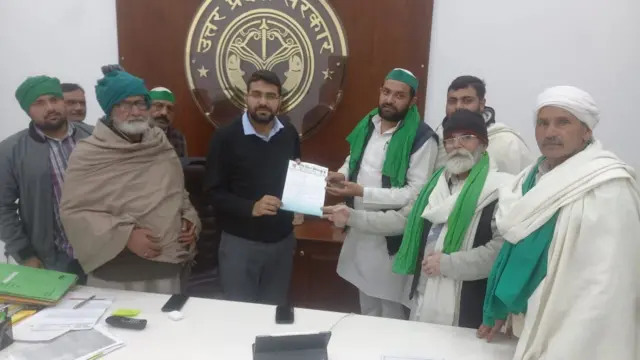 अधिकारी को मांग पत्र सौंपते भारतीय किसान यूनियन के नेता