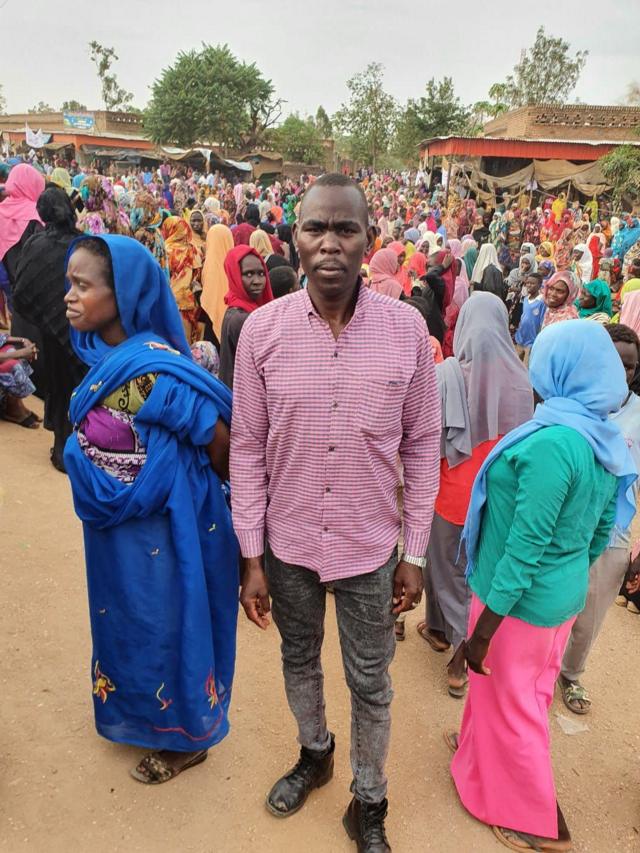 آدم رجال من سكان إقليم دارفور السوداني مصاب بالملاريا.