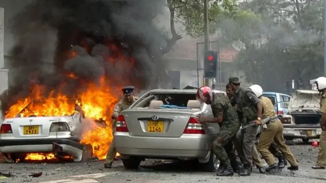 ২০০৬ সালের পয়লা ডিসেম্বর কলম্বোয় প্রতিরক্ষা মন্ত্রণালয়ের গাড়ি বহরের ওপর আত্মঘাতী বোমা হামলা চালানো হয়