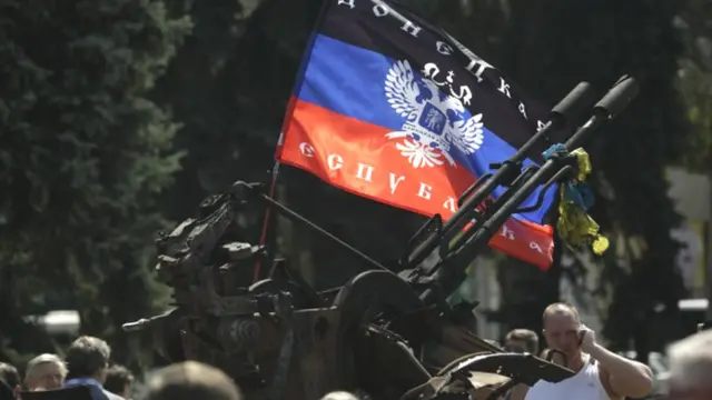 Прапор "ДНР" у натовпі