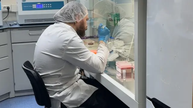 Лабораториядаги олим.