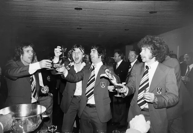 گرد مولر و بازیکنان تیم ملی آلمان غربی در جشن قهرمانی جام جهانی ۱۹۷۴