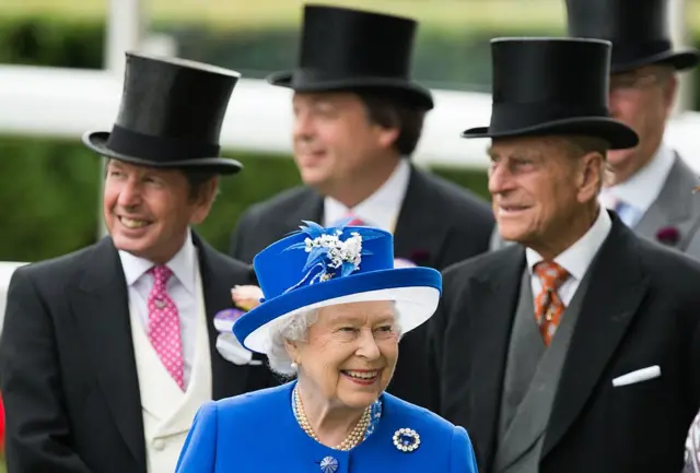 Королева смотрит в одну сторону, ее спутники-мужчины - в противоположную