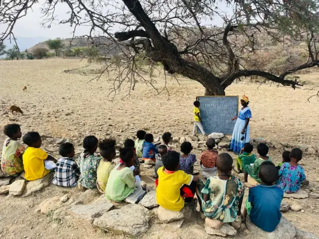 ኣብ እግሪኦም ዝመሃሩ ተምሃሮ